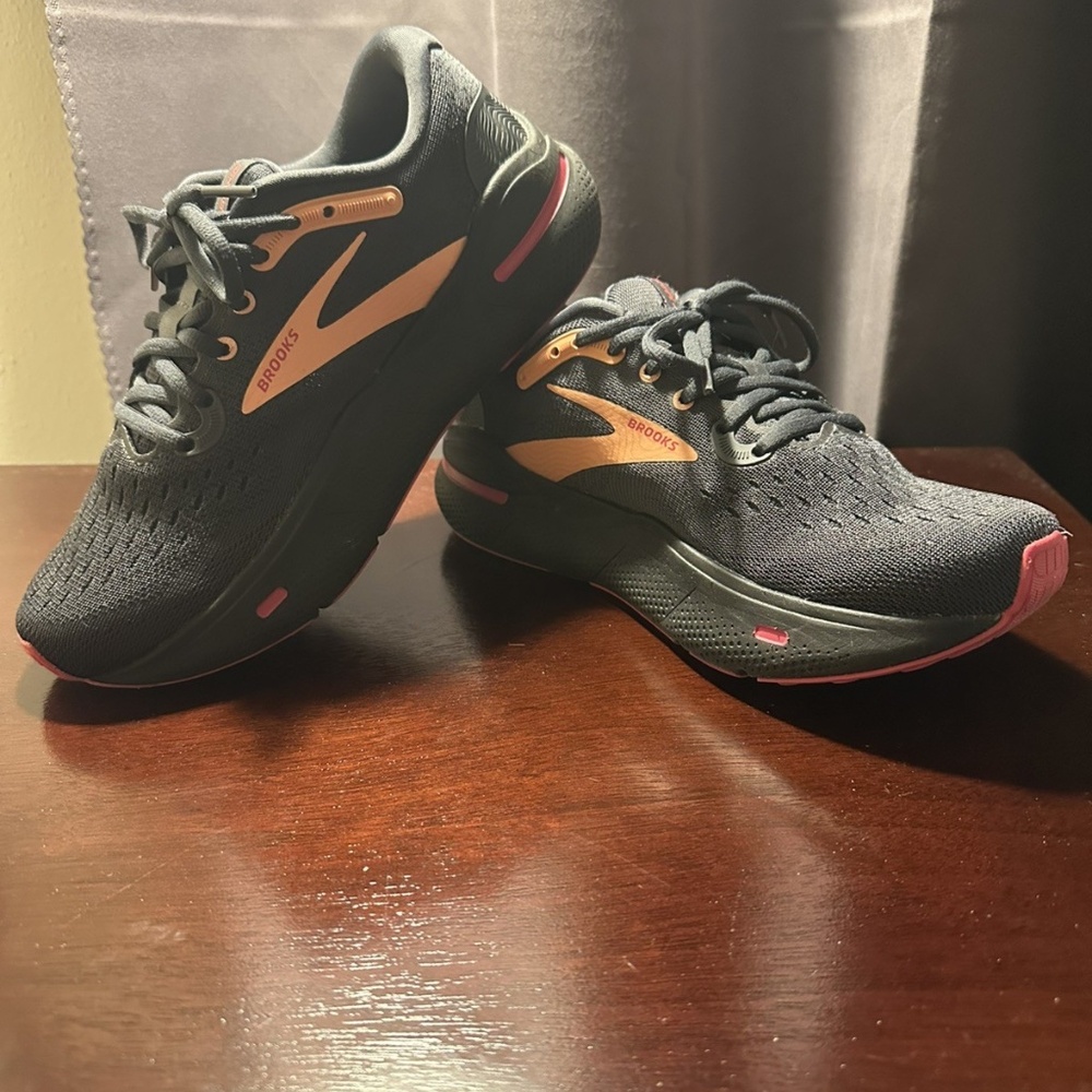 Womens Brooks Ghost Max Running Shoe Size 7.5, Black